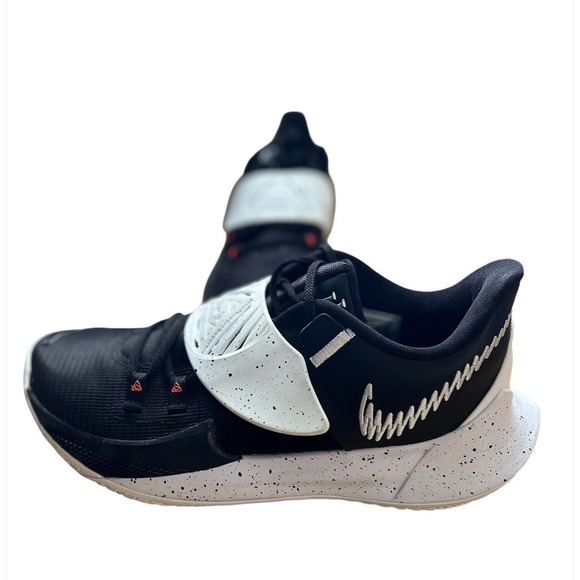𝅺nike Kyrie Low 3 team size 9.5 - Picture 3 of 10